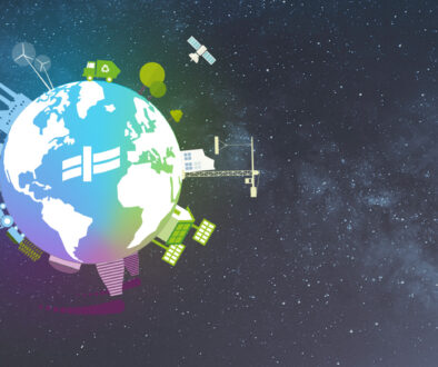 Stilisierte Darstellung der Erde im Weltraum mit der Welle aus dem Logo der Rietzler Gruppe im Zentrum - umgeben ist die Weltkugel von Symbolen für Technologie und Umwelt wie Satelliten, Windrädern, Solarpaneelen, Gebäuden und Bäumen.
